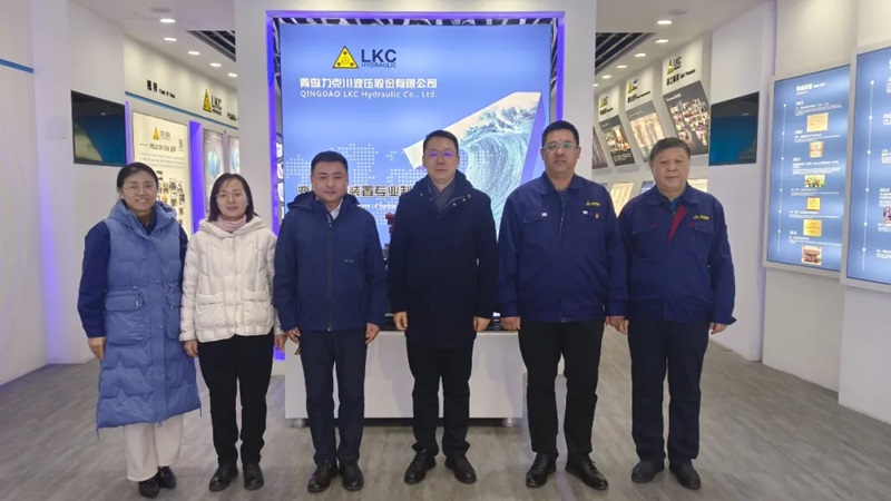 高新區(qū)工委委員、管委副主任張建軍一行蒞臨青島力克川液壓股份有限公司調(diào)研指導(dǎo)1.jpg